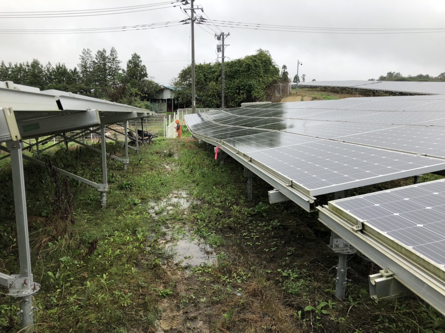 地盤沈下した太陽光発電のスクリュー杭対策工事で、宮城県に来ており